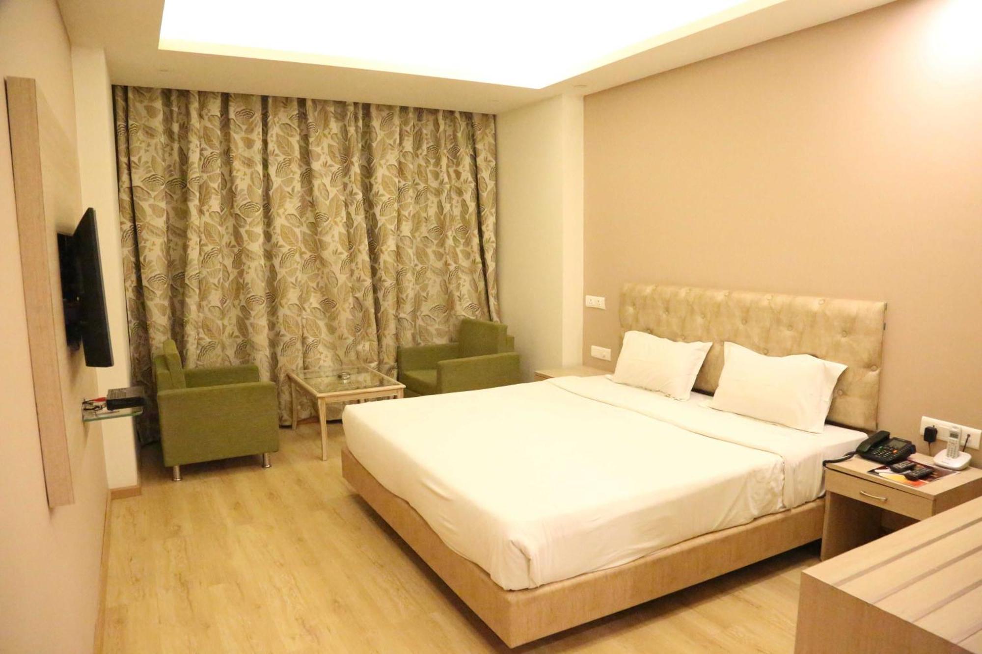 Palette Hotel Nisarga By Sunday Бопал Екстериор снимка